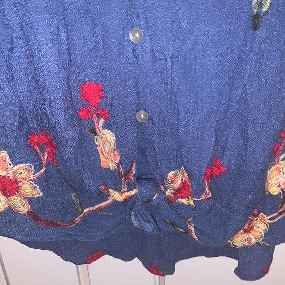 Blouses - Picture 3 of 4